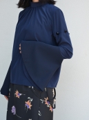 AKIRANAKA Febe (フラワーボタンスリーブトップス)