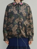 MUVEIL 刺繍入りカモフラジャケット(バックプリントあり)